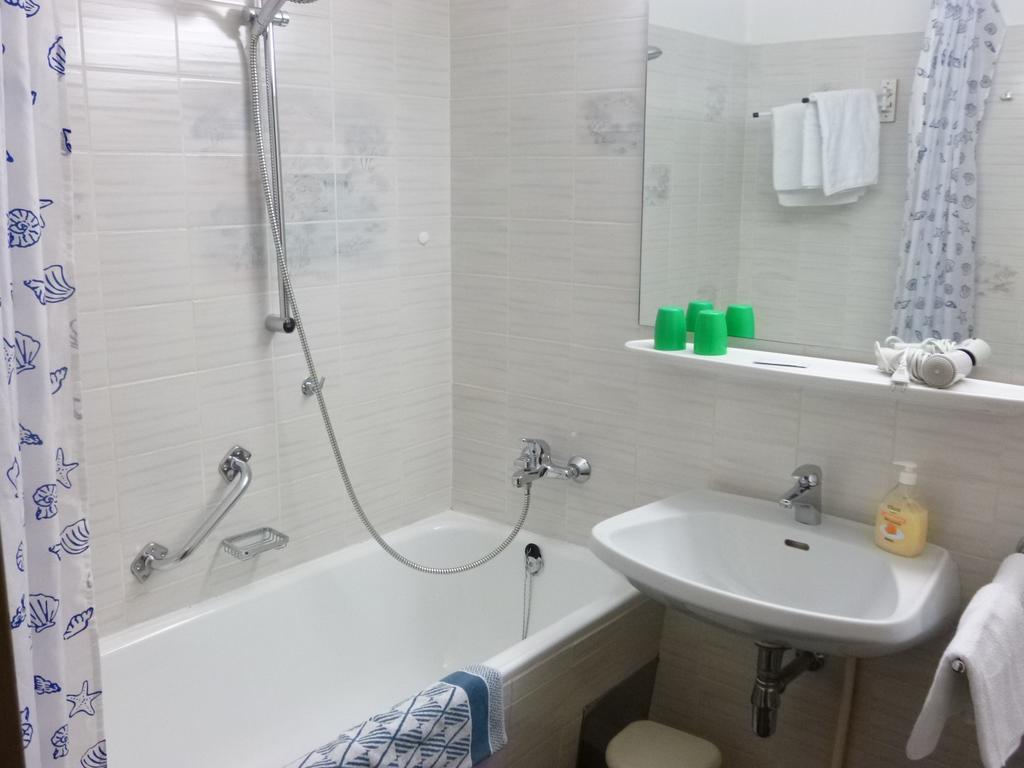 Haus Alpenland Hotell Tannheim Rum bild
